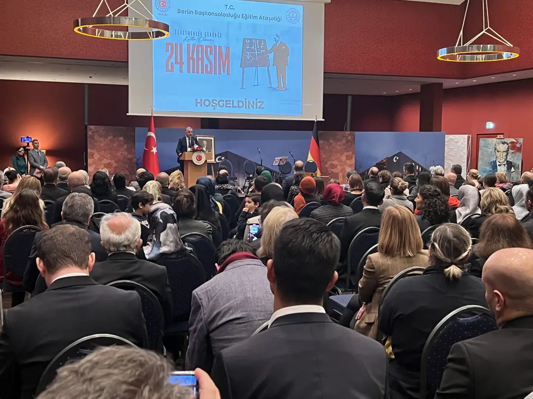 Berlin`de "24 Kasım Öğretmenler Günü" kutlandı