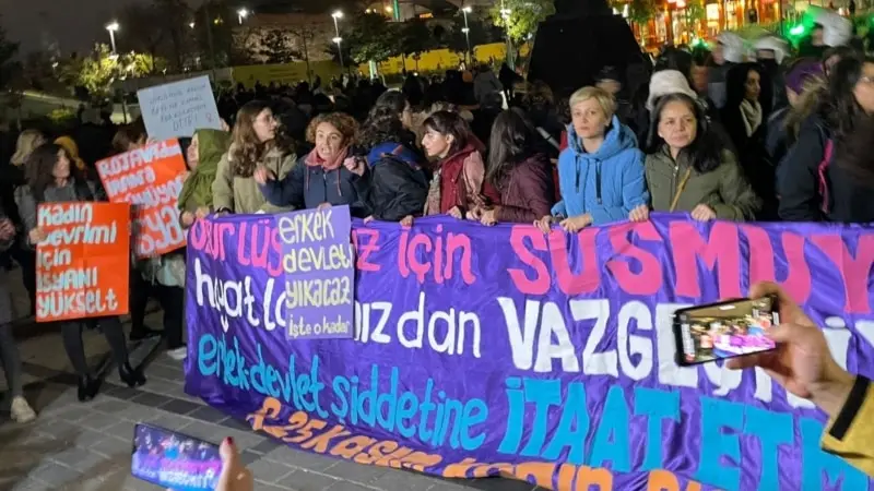Türkiye'de Şiddete Karşı Sokağa Çıkan Kadınlar Polis Engeliyle Karşılaştı