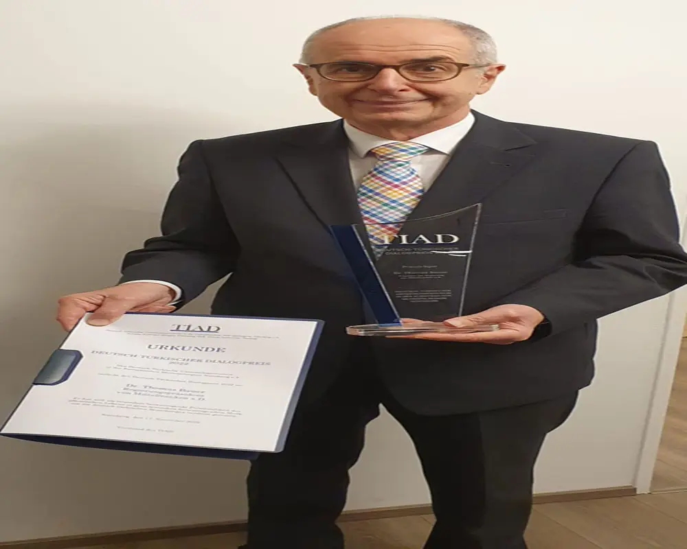 Alman Vali Bauer‘e TİAD Türk-Alman Diyalog Ödülü