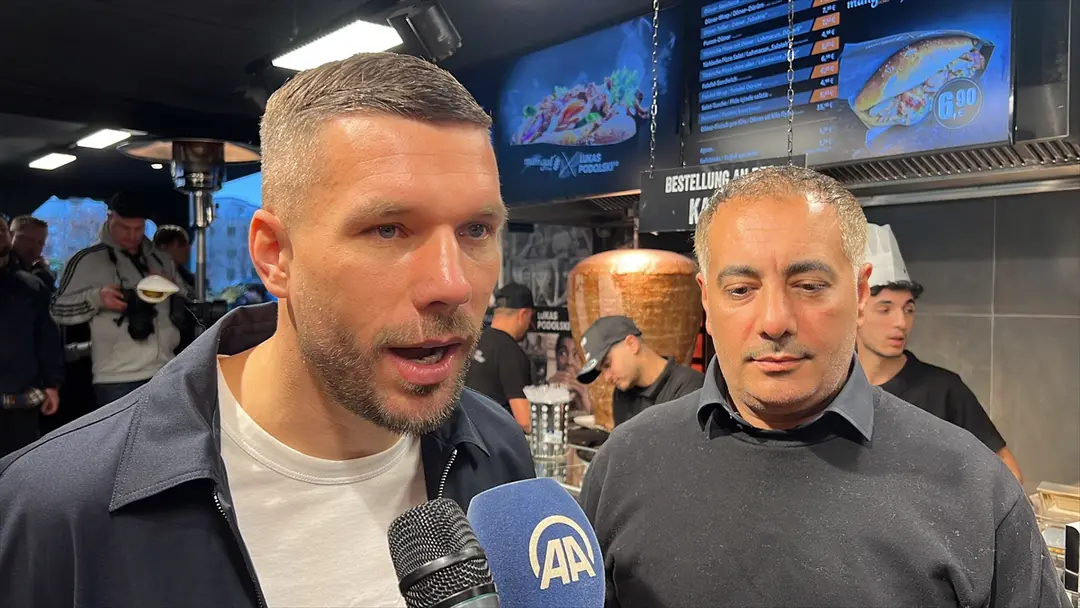 Lukas Podolski ile Türk ortağı Mangal Döner'in 22'nci şubesini açtı