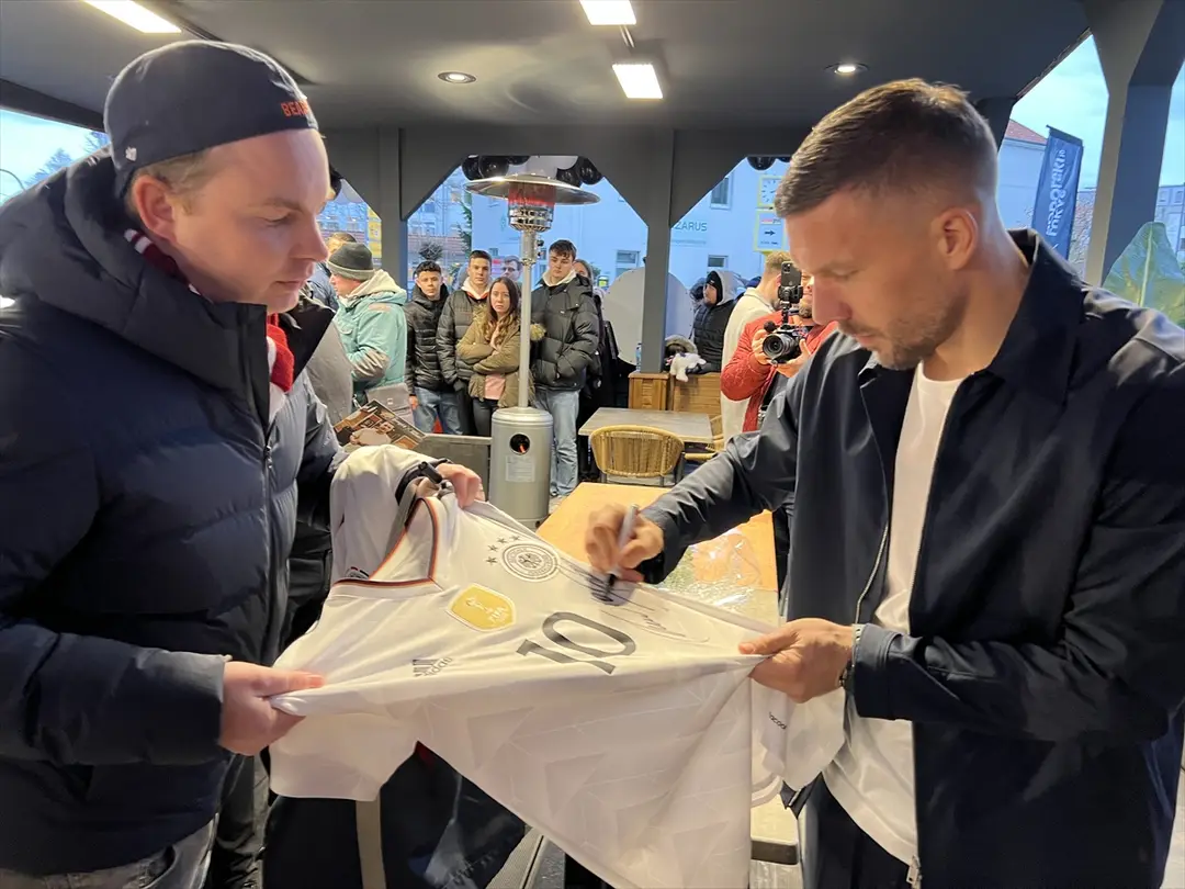 Lukas Podolski ile Türk ortağı Mangal Döner'in 22'nci şubesini açtı