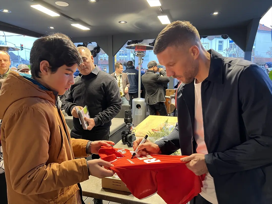 Lukas Podolski ile Türk ortağı Mangal Döner'in 22'nci şubesini açtı