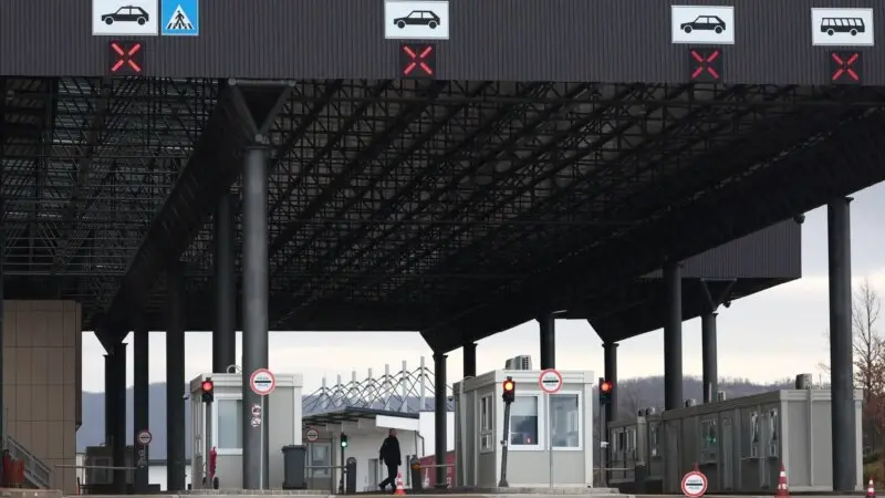 Kosova Sırbistan'la Ana Sınır Geçişini Kapattı