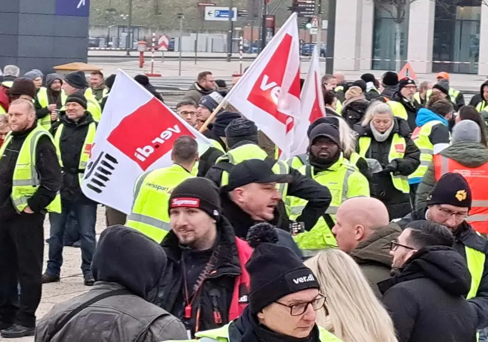Berlin’de grev nedeniyle uçuşlar iptal oldu