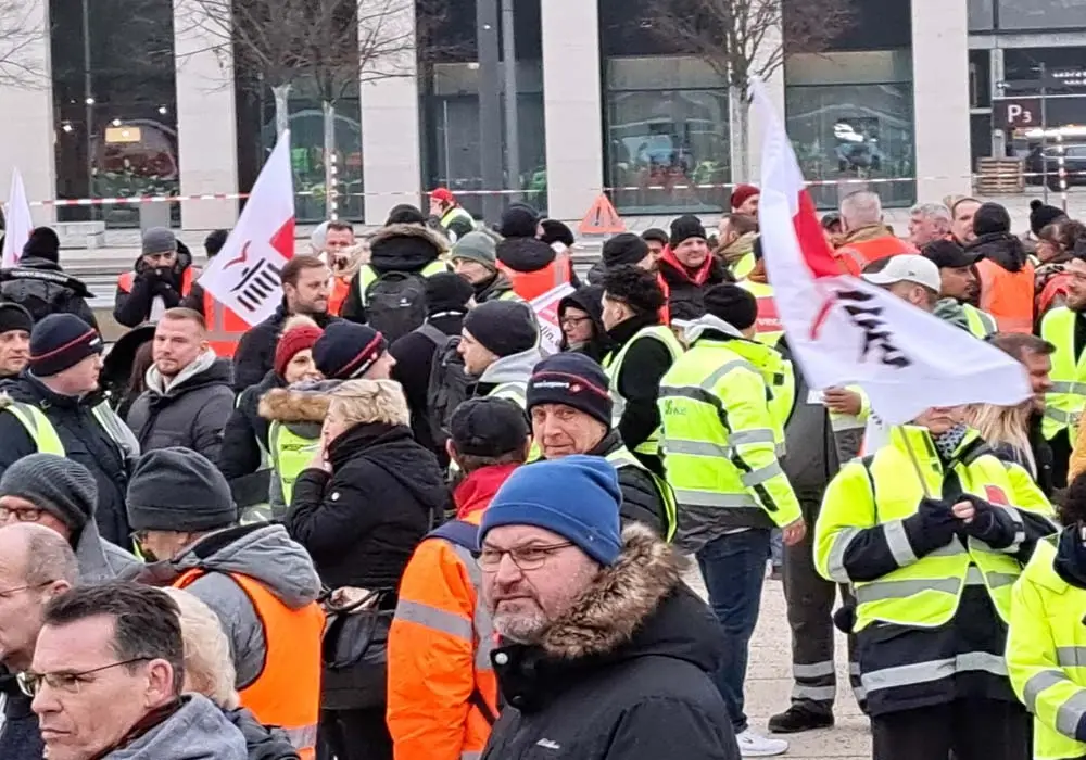 Berlin’de grev nedeniyle uçuşlar iptal oldu