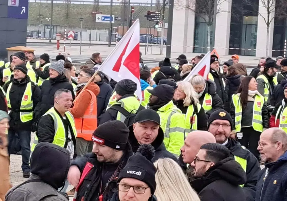 Berlin’de grev nedeniyle uçuşlar iptal oldu