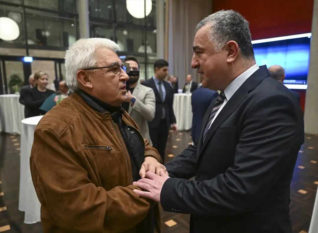 Türk gazeteciler Berlin Büyükelçiliği'nde buluştu
