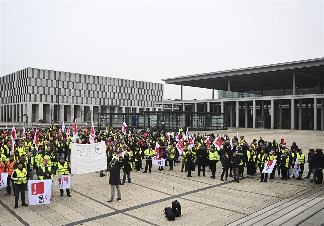 Berlin’de grev nedeniyle uçuşlar iptal oldu