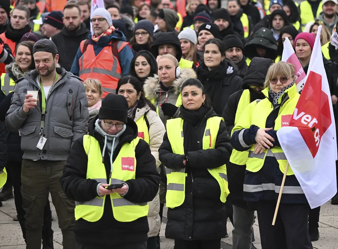 Berlin’de grev nedeniyle uçuşlar iptal oldu