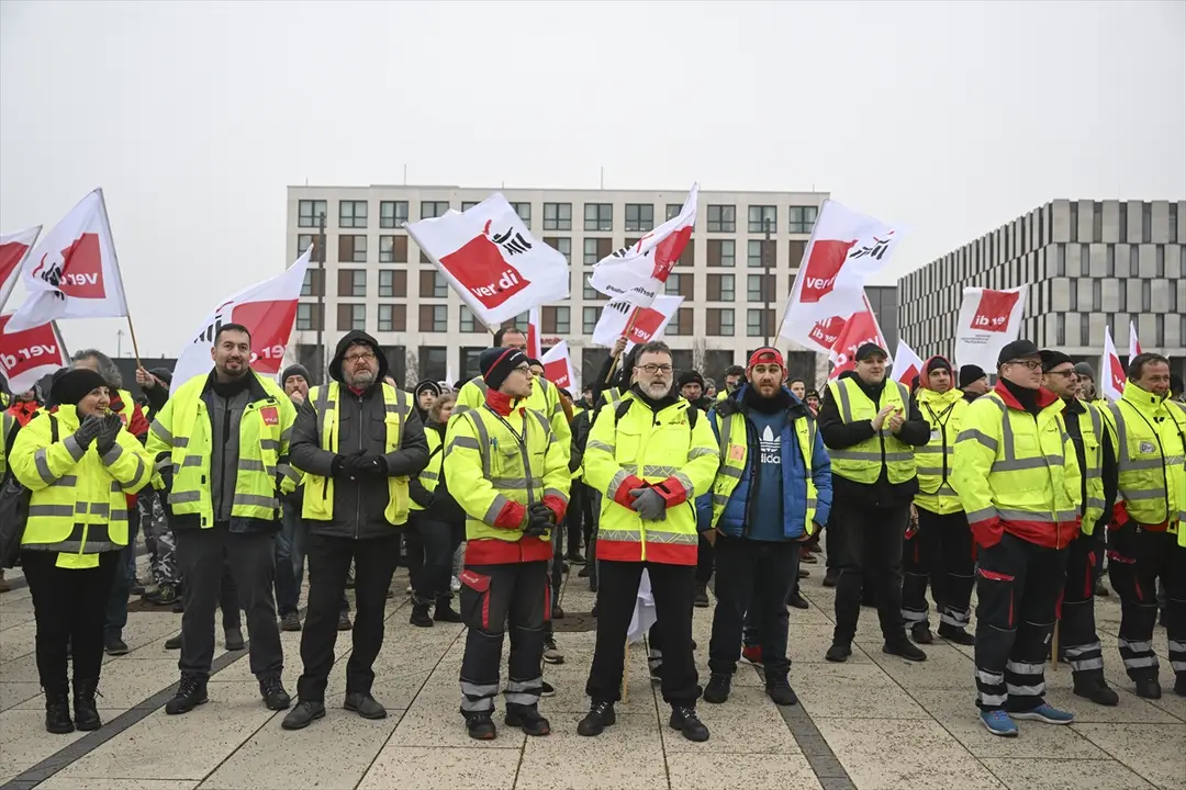 Berlin’de grev nedeniyle uçuşlar iptal oldu