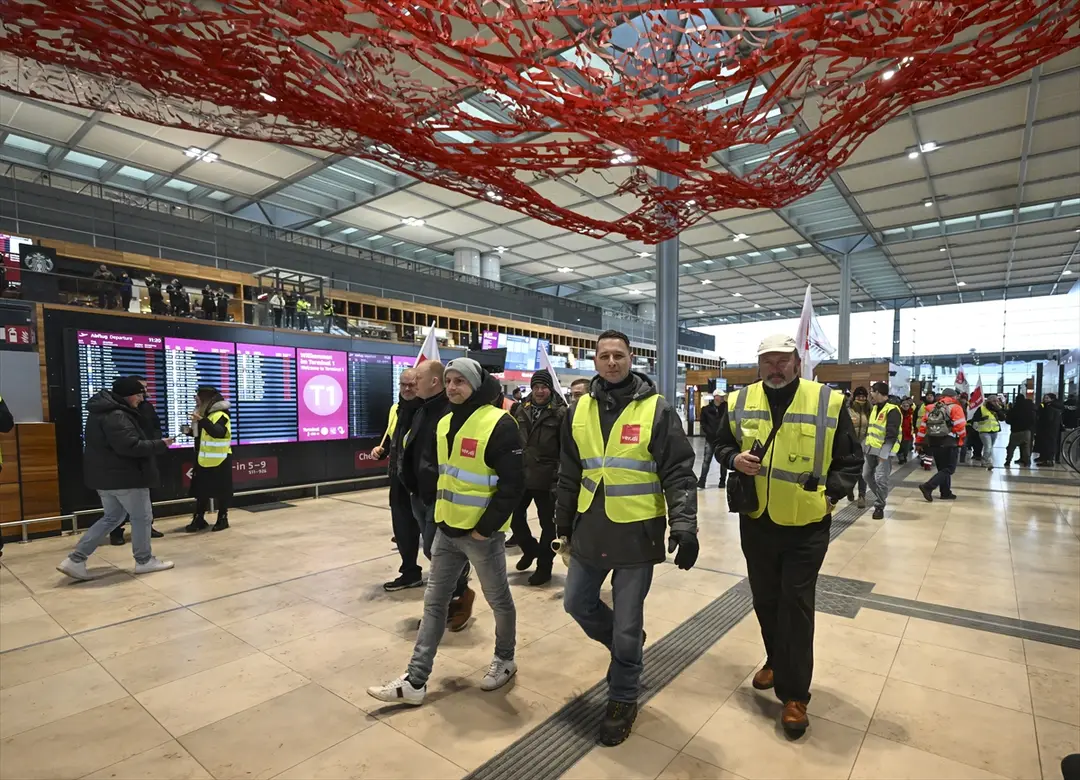 Berlin’de grev nedeniyle uçuşlar iptal oldu