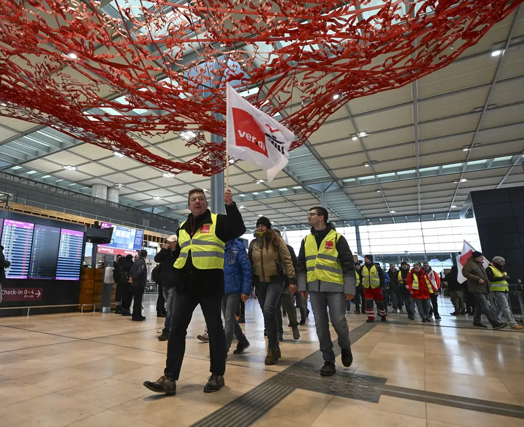 Berlin’de grev nedeniyle uçuşlar iptal oldu