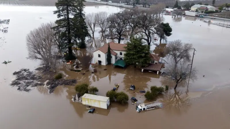 California'da Sağanak ve Rüzgarlar Tahliyelere Yol Açtı