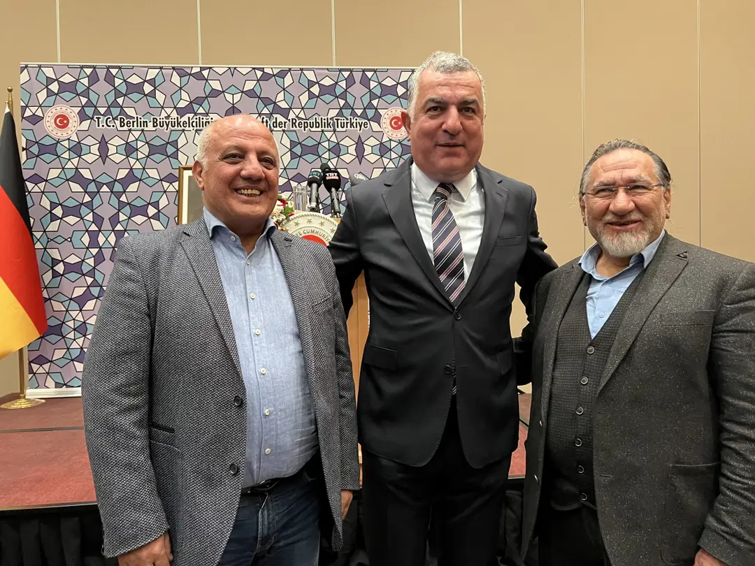 Türk gazeteciler Berlin Büyükelçiliği'nde buluştu