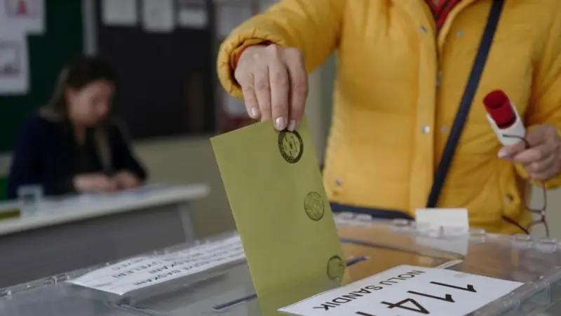 Fransa'da Türk Seçmen Oyunu Kime Verecek ?