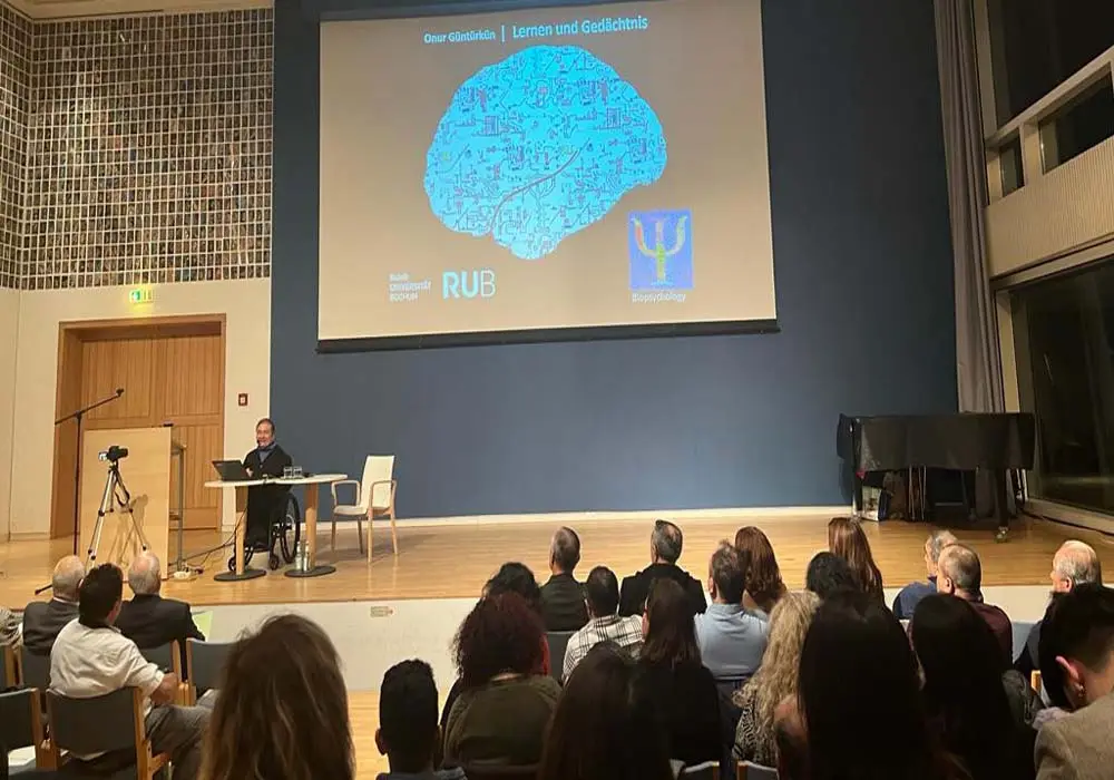 Ordinaryüs Prof. Güntürkün’den sanat müzesinde halka açık ders