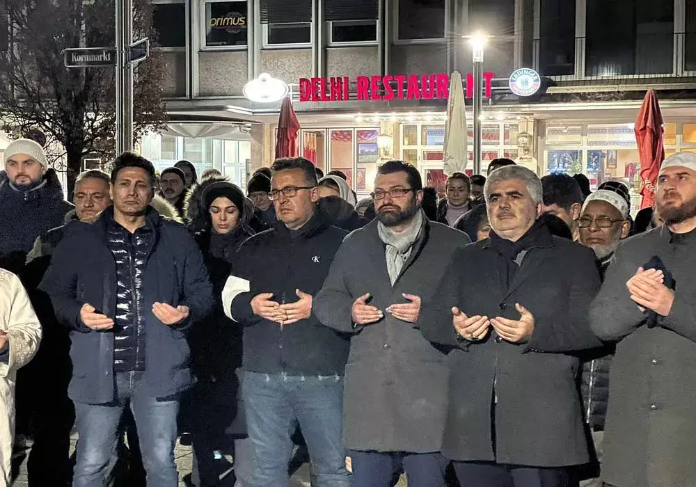 Nürnberg'in meydanında depremzedeler için dualar edildi