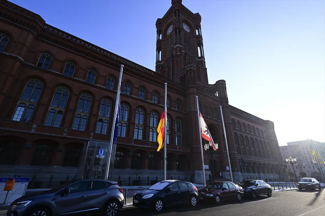 Berlin eyaleti, depremzedelerle dayanışma için bayrakları yarıya indirdi