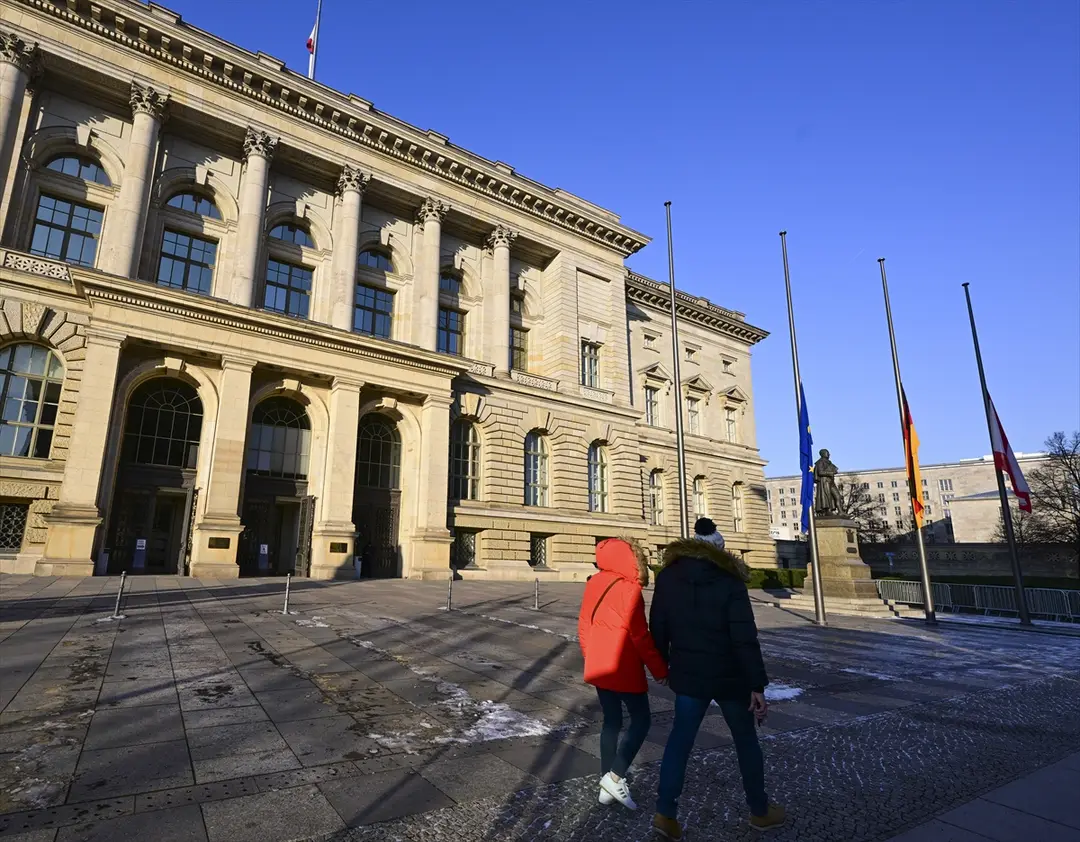 Berlin eyaleti, depremzedelerle dayanışma için bayrakları yarıya indirdi