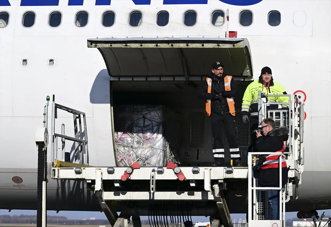 Berlin'den deprem bölgesine aralıksız yardım