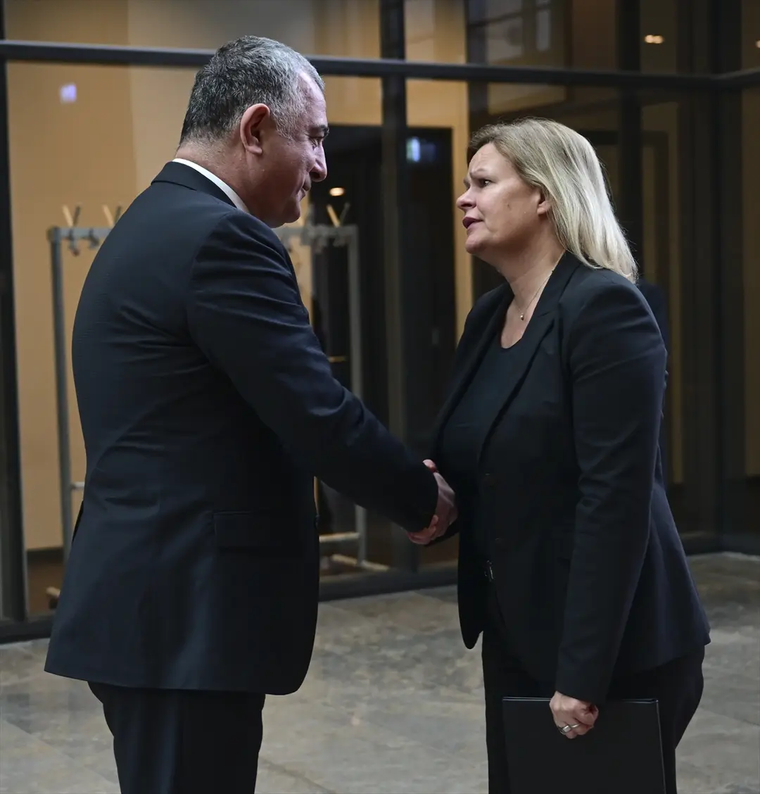 Almanya Başbakanı Olaf Scholz Berlin Büyükelçiliği'nde taziye defterini imzaladı