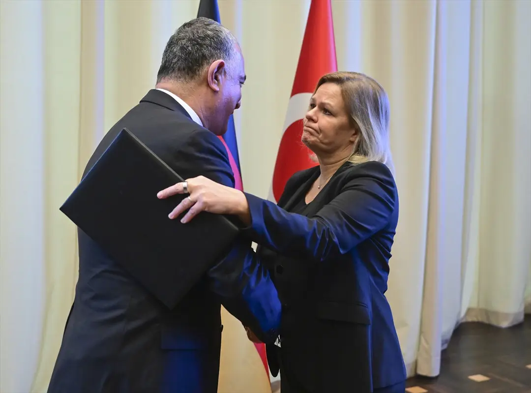 Almanya Başbakanı Olaf Scholz Berlin Büyükelçiliği'nde taziye defterini imzaladı
