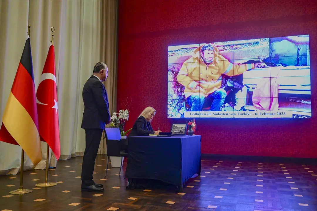 Almanya Başbakanı Olaf Scholz Berlin Büyükelçiliği'nde taziye defterini imzaladı