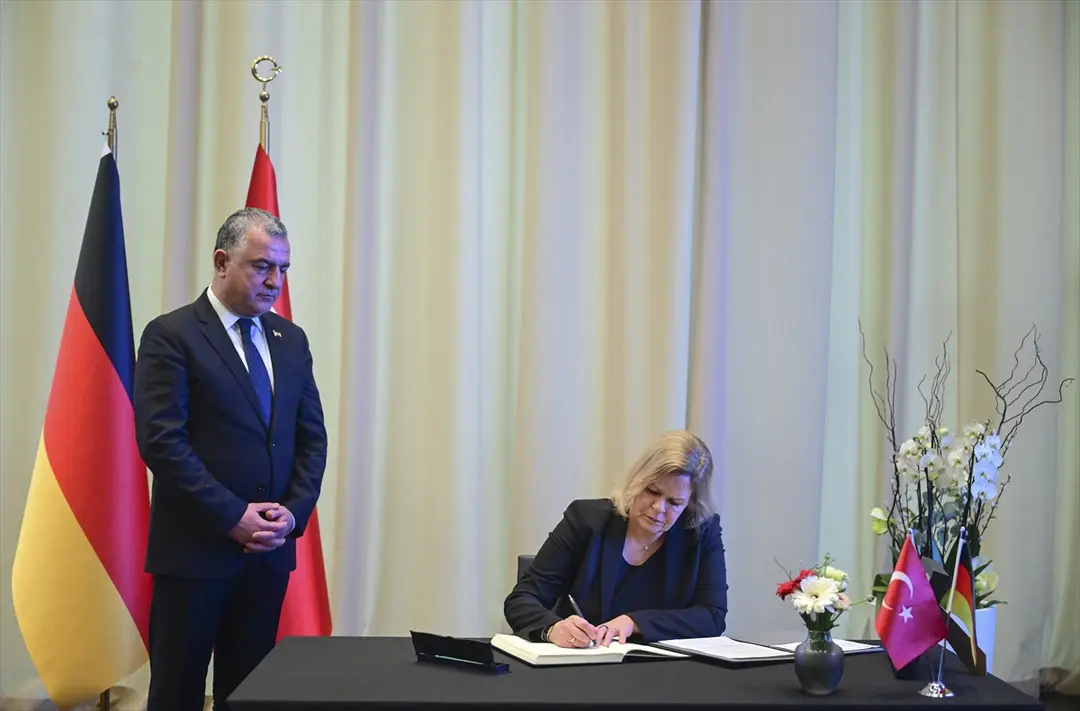 Almanya Başbakanı Olaf Scholz Berlin Büyükelçiliği'nde taziye defterini imzaladı