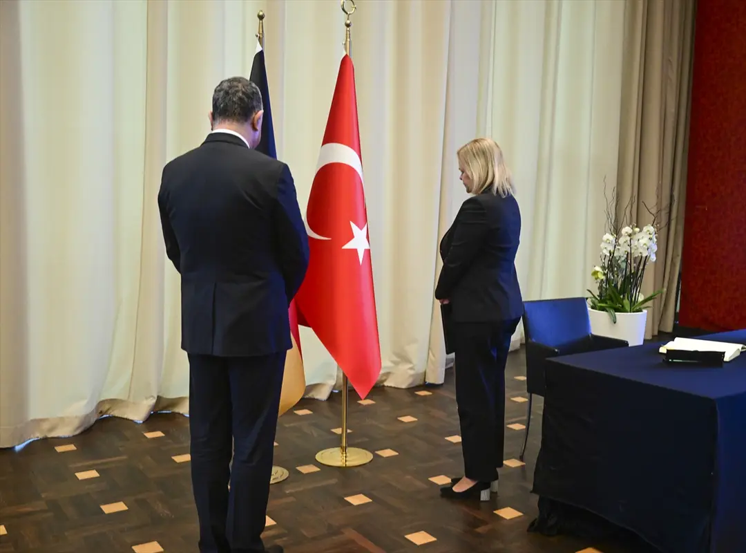 Almanya Başbakanı Olaf Scholz Berlin Büyükelçiliği'nde taziye defterini imzaladı