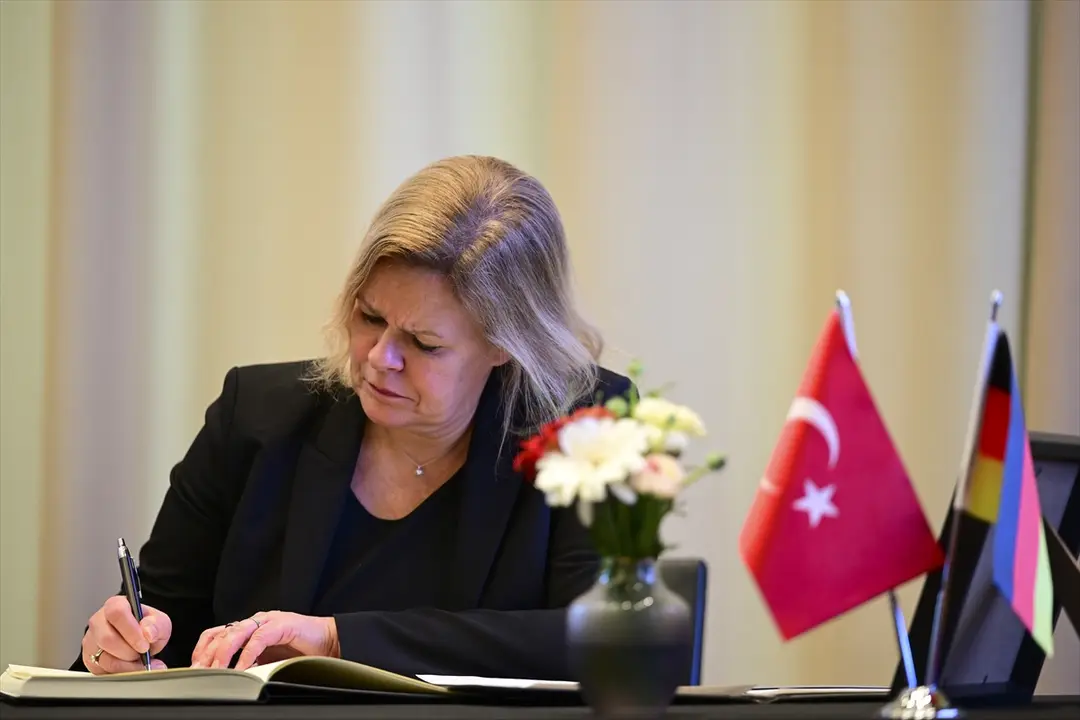 Almanya Başbakanı Olaf Scholz Berlin Büyükelçiliği'nde taziye defterini imzaladı