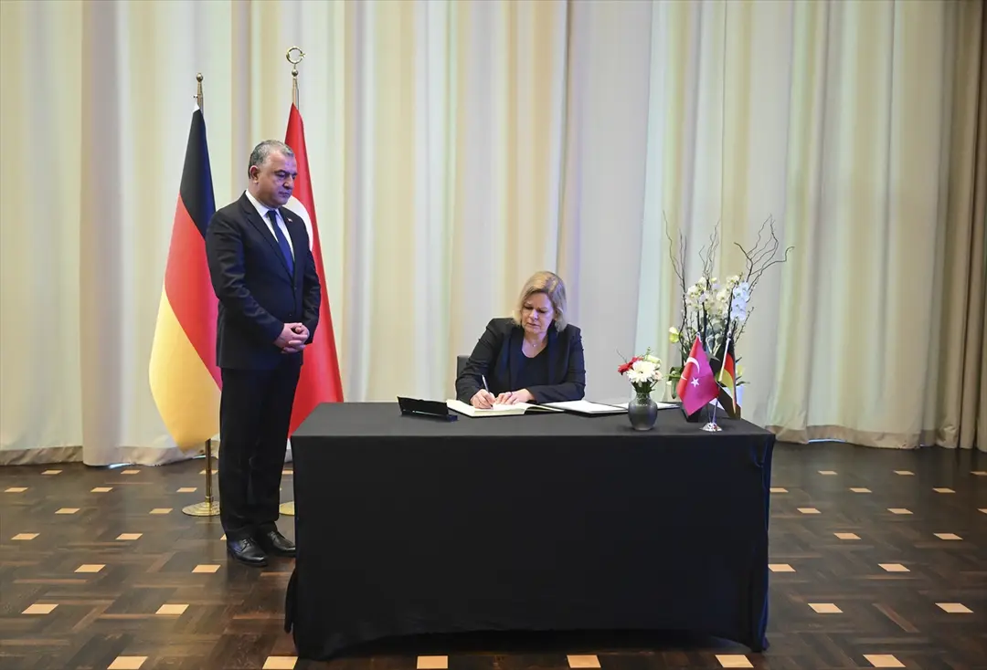 Almanya Başbakanı Olaf Scholz Berlin Büyükelçiliği'nde taziye defterini imzaladı