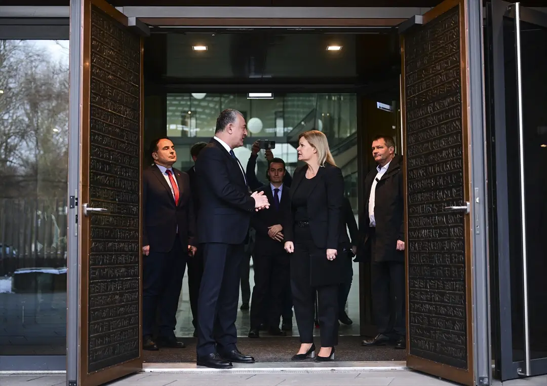 Almanya Başbakanı Olaf Scholz Berlin Büyükelçiliği'nde taziye defterini imzaladı