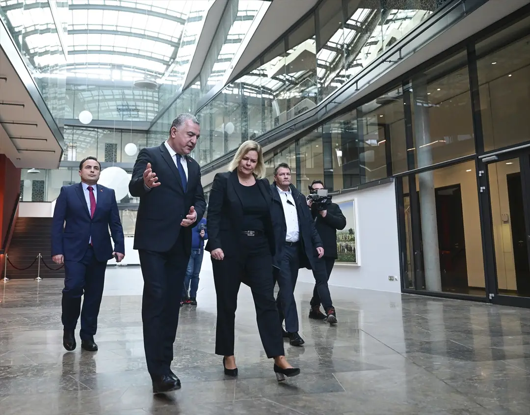Almanya Başbakanı Olaf Scholz Berlin Büyükelçiliği'nde taziye defterini imzaladı