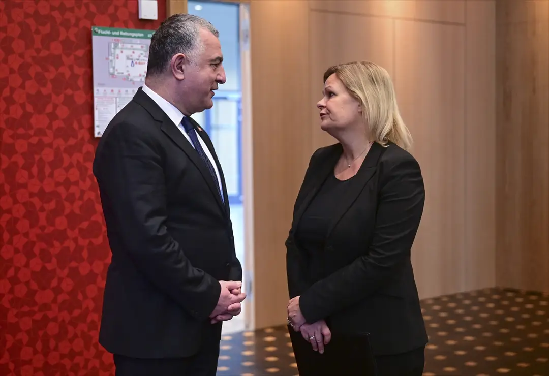 Almanya Başbakanı Olaf Scholz Berlin Büyükelçiliği'nde taziye defterini imzaladı