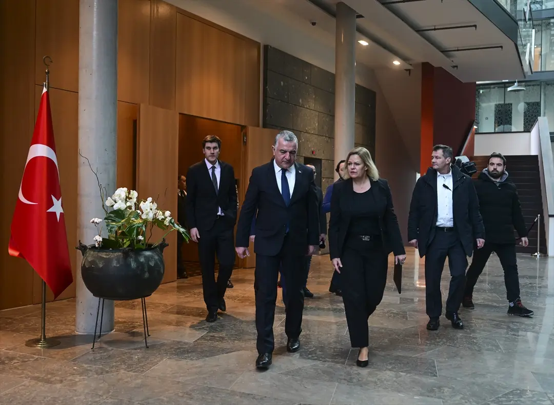 Almanya Başbakanı Olaf Scholz Berlin Büyükelçiliği'nde taziye defterini imzaladı