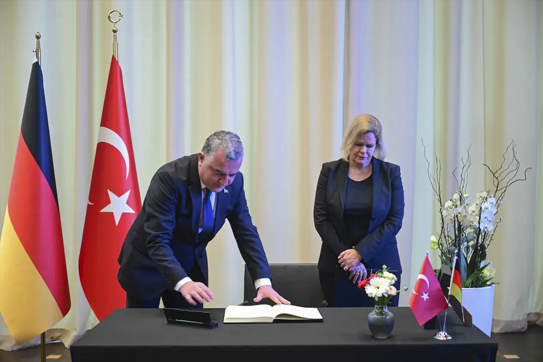 Almanya Başbakanı Olaf Scholz Berlin Büyükelçiliği'nde taziye defterini imzaladı