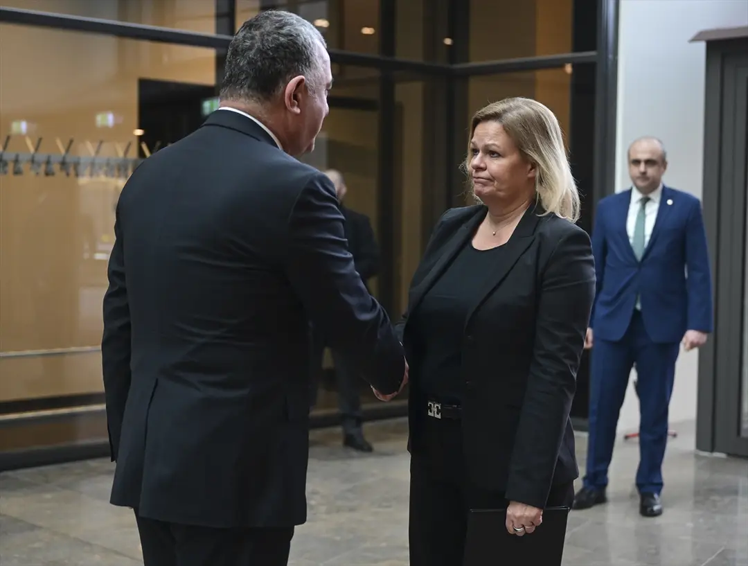 Almanya Başbakanı Olaf Scholz Berlin Büyükelçiliği'nde taziye defterini imzaladı