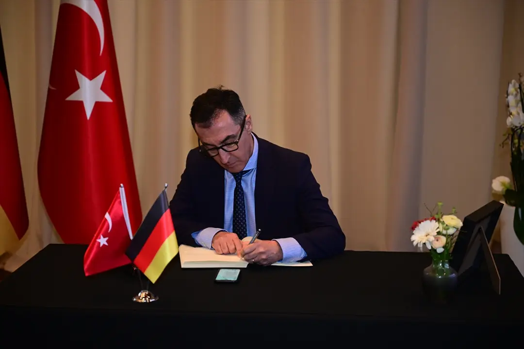 Almanya Başbakanı Olaf Scholz Berlin Büyükelçiliği'nde taziye defterini imzaladı