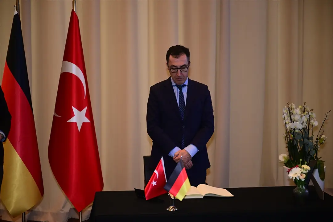 Almanya Başbakanı Olaf Scholz Berlin Büyükelçiliği'nde taziye defterini imzaladı