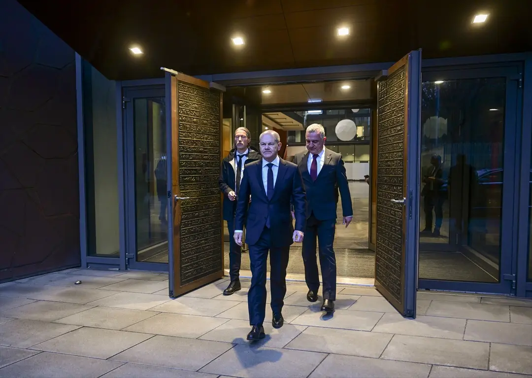 Almanya Başbakanı Olaf Scholz Berlin Büyükelçiliği'nde taziye defterini imzaladı