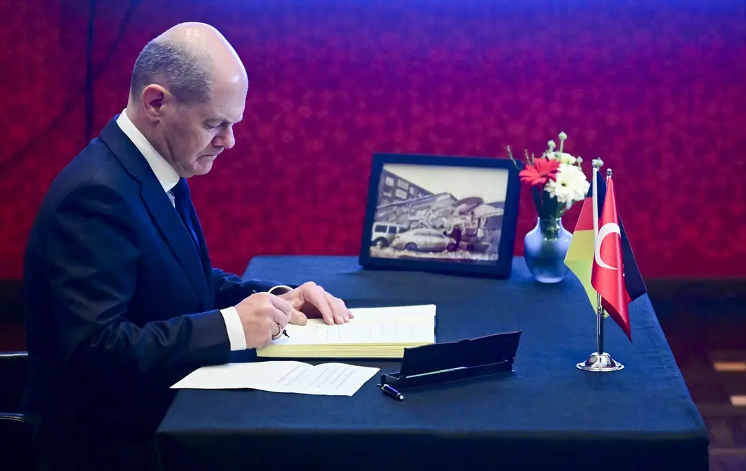 Almanya Başbakanı Olaf Scholz Berlin Büyükelçiliği'nde taziye defterini imzaladı