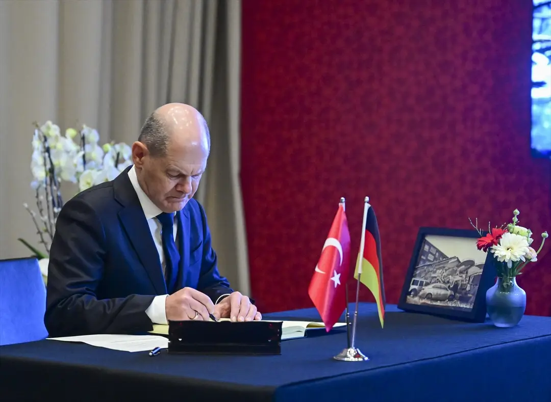 Almanya Başbakanı Olaf Scholz Berlin Büyükelçiliği'nde taziye defterini imzaladı
