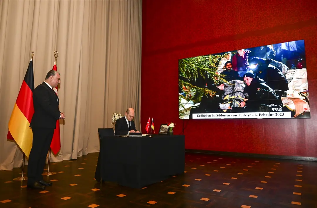 Almanya Başbakanı Olaf Scholz Berlin Büyükelçiliği'nde taziye defterini imzaladı
