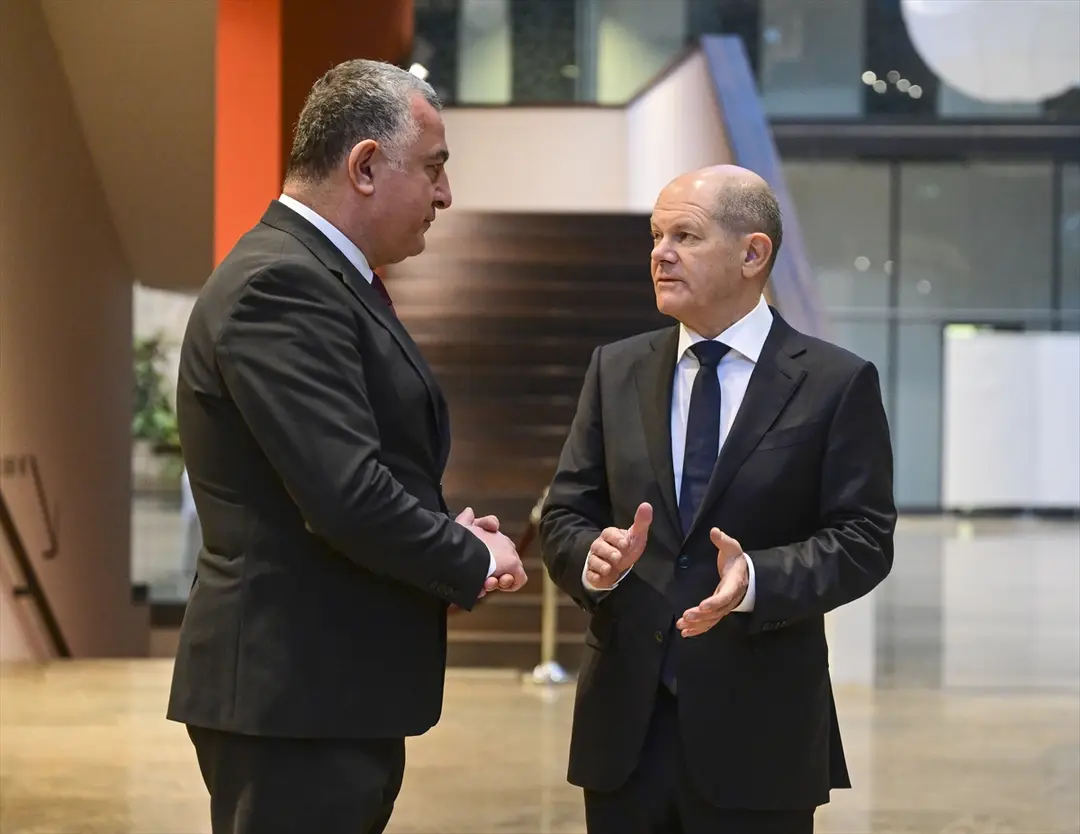 Almanya Başbakanı Olaf Scholz Berlin Büyükelçiliği'nde taziye defterini imzaladı