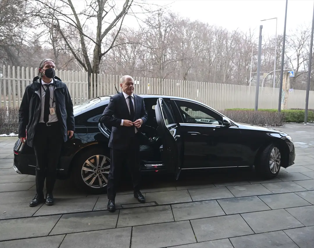 Almanya Başbakanı Olaf Scholz Berlin Büyükelçiliği'nde taziye defterini imzaladı