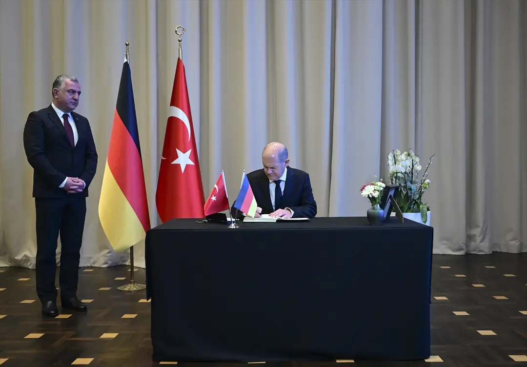 Almanya Başbakanı Olaf Scholz Berlin Büyükelçiliği'nde taziye defterini imzaladı