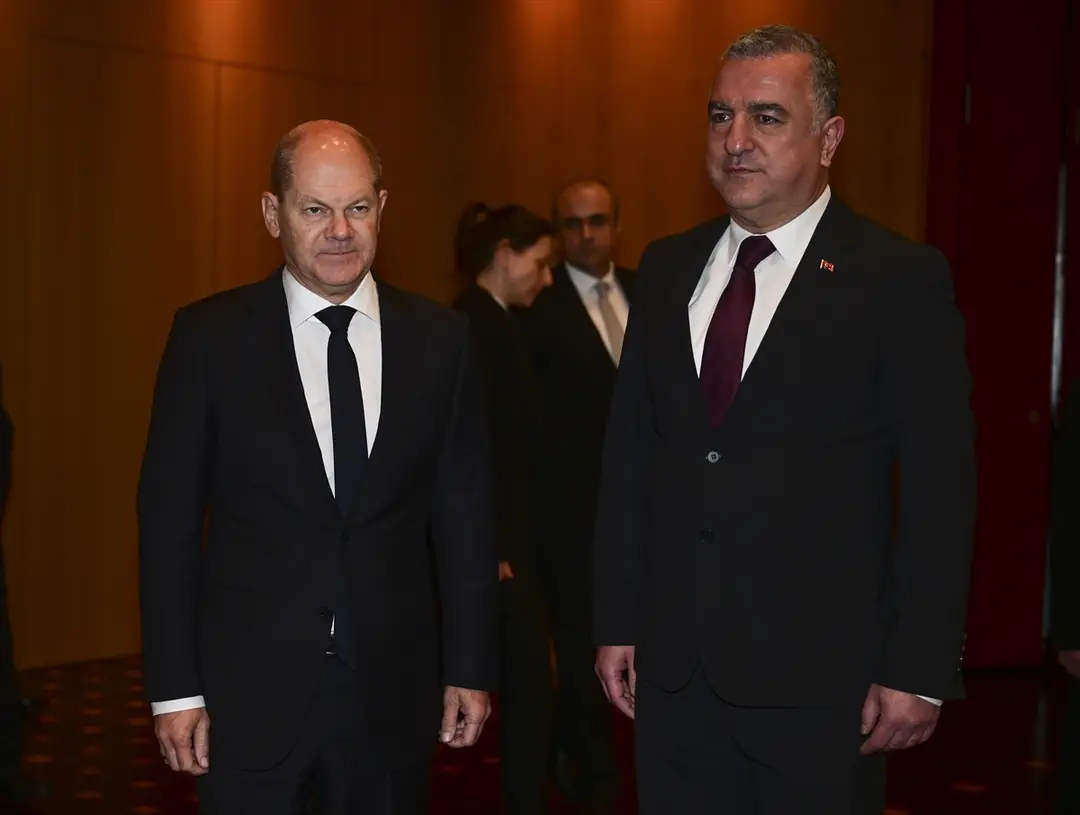 Almanya Başbakanı Olaf Scholz Berlin Büyükelçiliği'nde taziye defterini imzaladı