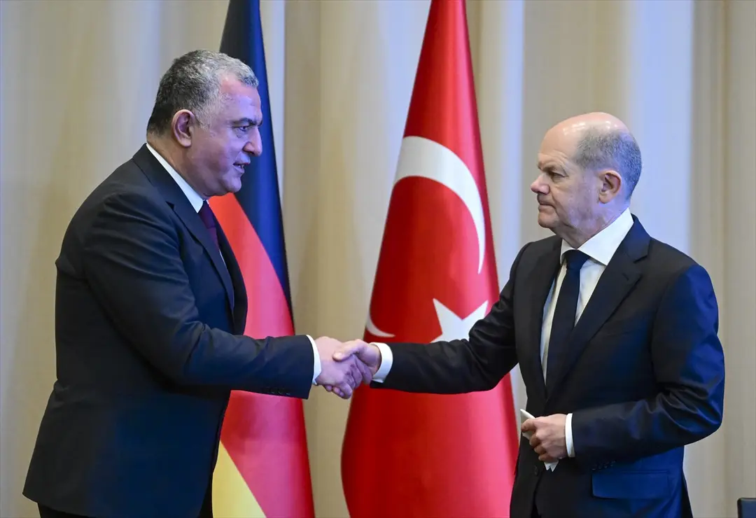 Almanya Başbakanı Olaf Scholz Berlin Büyükelçiliği'nde taziye defterini imzaladı