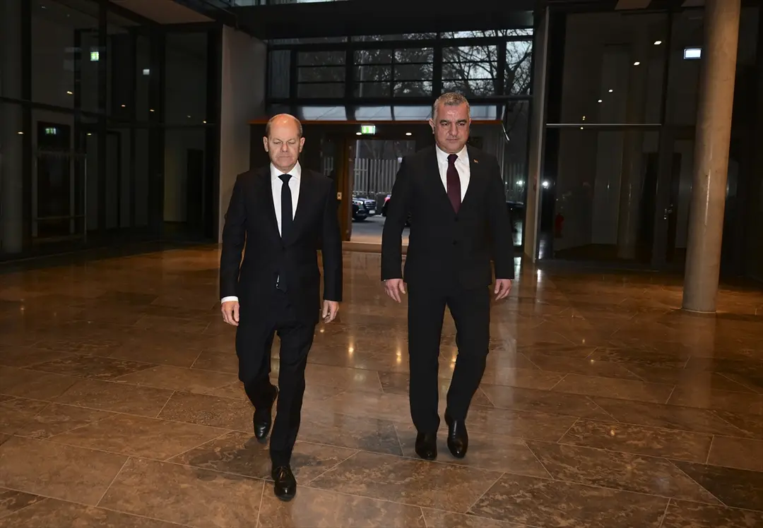 Almanya Başbakanı Olaf Scholz Berlin Büyükelçiliği'nde taziye defterini imzaladı
