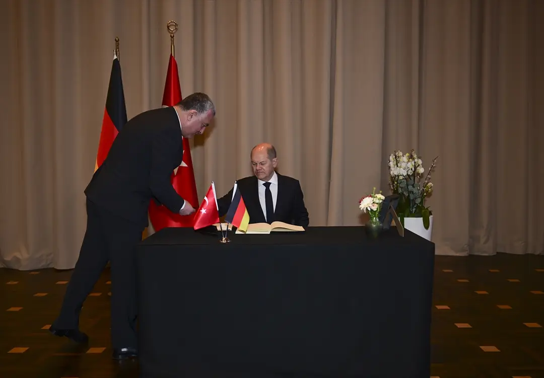 Almanya Başbakanı Olaf Scholz Berlin Büyükelçiliği'nde taziye defterini imzaladı
